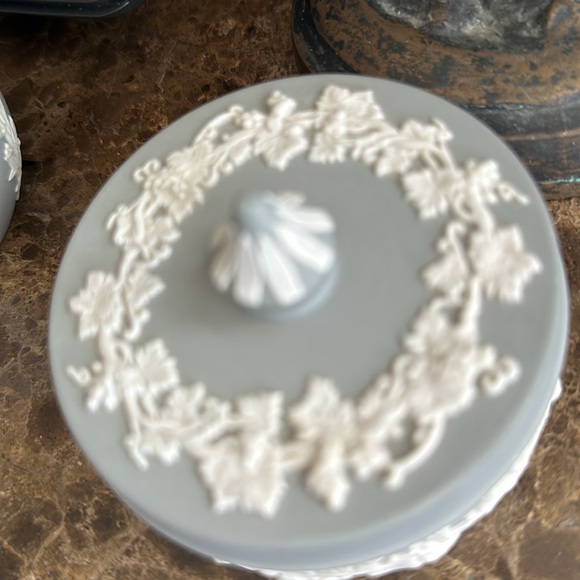 Westwood grey and white round box lovely top grapes and leaves trimming raised - Picture 6 of 14